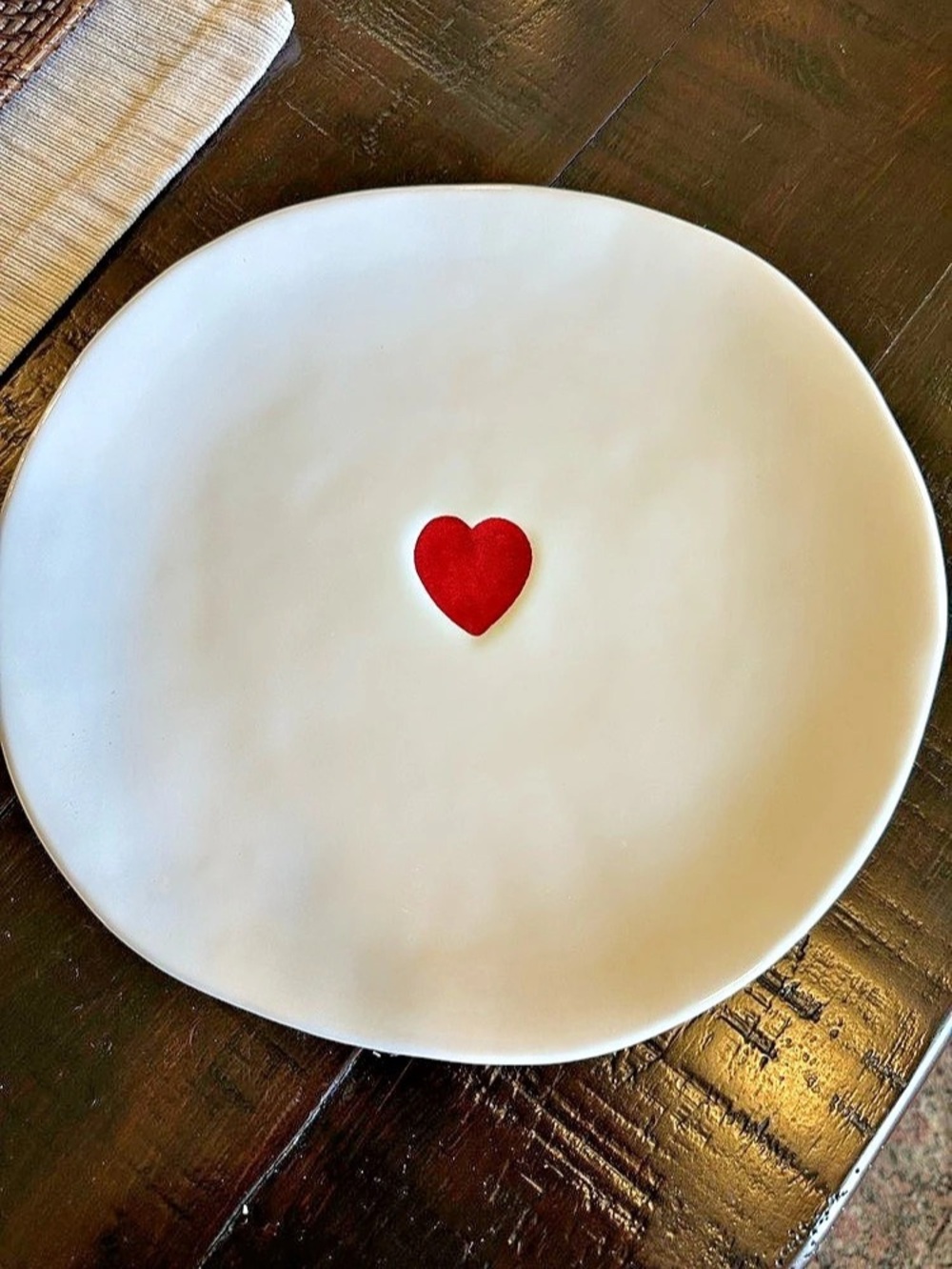 William Sonoma Heart Dinner Plate Set of 4 in White & Red Like New
